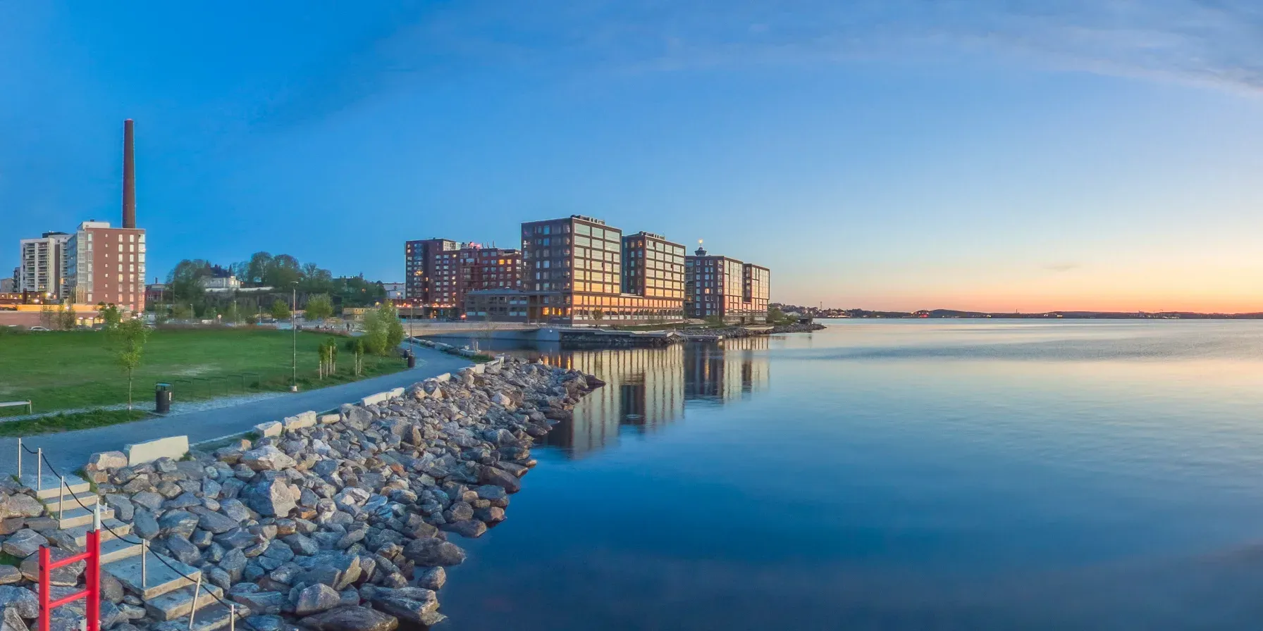 Lakeshore boulevard in the summer night